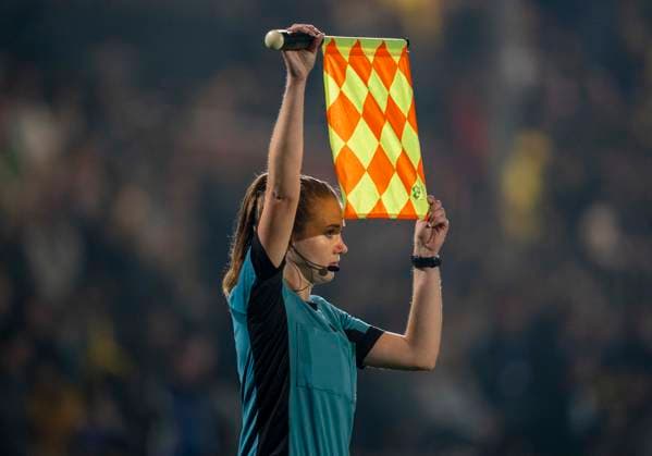 Lea Bramkamp DFB referee indicates a substitution 29 09 2025, Borussia Dortmund FC Bayern München, Frauen, 1 Runde DFB Pokal in Dortmund, Stadion Rote Erde DFL regulations prohibit any use of photographs as image sequences and or quasi video Copyright: HMBxMedia xMarcoxBader