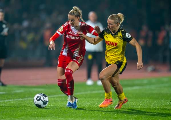 duel between Giulia Gwinn FC Bayern Muenchen, 7 and Ann Sophie Vogel Borussia Dortmund, 20 29 09 2025, Borussia Dortmund FC Bayern München, Frauen, 1 Runde DFB Pokal in Dortmund, Stadion Rote Erde DFL regulations prohibit any use of photographs as image sequences and or quasi video Copyright: HMBxMedia xMarcoxBader