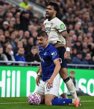 Everton v West Ham United Premier League Everton™s Vitaliy Mykolenko and West Ham United s Lucas Paqueta battle for the ball during the Premier League match at the Hill Dickson Stadium, Liverpool UK Newspapers OUT Copyright: xKarlxVallantinex FIL-22295-0114