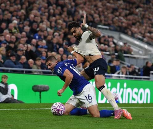 Everton v West Ham United Premier League Everton™s Vitaliy Mykolenko and West Ham United s Lucas Paqueta battle for the ball during the Premier League match at the Hill Dickson Stadium, Liverpool UK Newspapers OUT Copyright: xKarlxVallantinex FIL-22295-0116