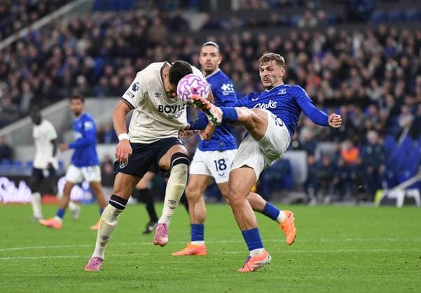 Everton v West Ham United Premier League Everton™s Kiernan Dewsbury-Hall (right) and West Ham United s Konstantinos Mavropanos during the Premier League match at the Hill Dickson Stadium, Liverpool UK Newspapers OUT Copyright: xKarlxVallantinex FIL-22295-0124