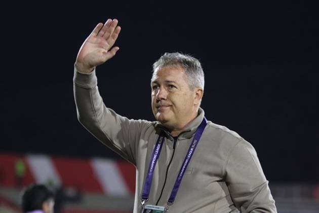 Tebriz Tractor v Al Wahda - AFC Champions League TABRIZ, IRAN - SEPTEMBER 29: Head coach Dragan Skocic of Tebriz Tractor follows the Asian Champions League (AFC) Group B match between Tebriz Tractor and Al Wahda at Yadegar-e Emam Stadium in Tabriz, Iran, on September 29, 2025. Mehrvarz Ahmadi Anadolu Tabriz Iran. Editorial use only. Please get in touch for any other usage.  Copyright: x2025xAnadoluxMehrvarzxAhmadix