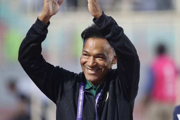 Tebriz Tractor v Al Wahda - AFC Champions League TABRIZ, IRAN - SEPTEMBER 29: Head coach Jose Morais of Al Wahda greets the crowd ahead of the Asian Champions League (AFC) Group B match between Tebriz Tractor and Al Wahda at Yadegar-e Emam Stadium in Tabriz, Iran, on September 29, 2025. Mehrvarz Ahmadi Anadolu Tabriz Iran. Editorial use only. Please get in touch for any other usage.  Copyright: x2025xAnadoluxMehrvarzxAhmadix