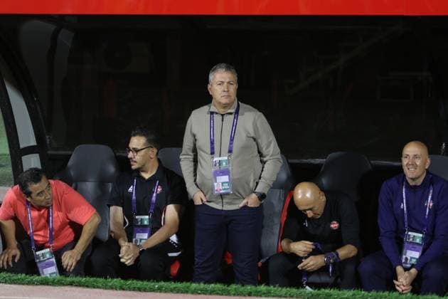 Tractor S.C. v Al Wahda - AFC Champions League TABRIZ, IRAN - SEPTEMBER 29: Dragan Skocic, head coach of Tractor S.C. follows the Asian Champions League (AFC) Group B match between Tractor S.C. and Al Wahda at Yadegar-e Emam Stadium in Tabriz, Iran, on September 29, 2025. Mehrvarz Ahmadi Anadolu Tabriz Iran. Editorial use only. Please get in touch for any other usage.  Copyright: x2025xAnadoluxMehrvarzxAhmadix