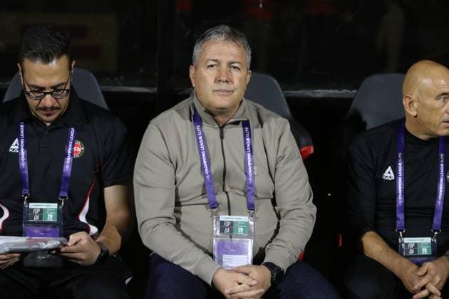 Tractor S.C. v Al Wahda - AFC Champions League TABRIZ, IRAN - SEPTEMBER 29: Dragan Skocic, head coach of Tractor S.C. follows the Asian Champions League (AFC) Group B match between Tractor S.C. and Al Wahda at Yadegar-e Emam Stadium in Tabriz, Iran, on September 29, 2025. Mehrvarz Ahmadi Anadolu Tabriz Iran. Editorial use only. Please get in touch for any other usage.  Copyright: x2025xAnadoluxMehrvarzxAhmadix