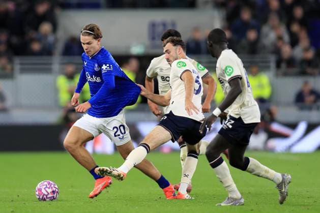 29th September 2025; Hill Dickinson Stadium, Liverpool, England; Premier League Football, Everton versus West Ham United; Tyler Dibling of Everton breaks away from Andy Irving of West Ham United  DavidxBlunsden
