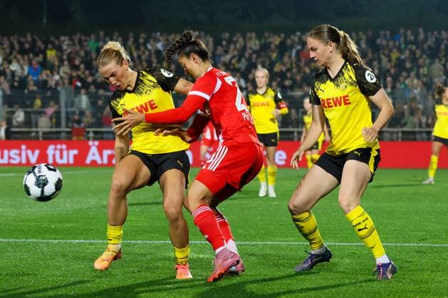 Dortmund, Germany 29 September 2025 DFB Pokal Women 2025 2026 Borussia Dortmund vs FC Bayern Munich Pictured from left in duel Ann Sophie Vogel BVB , Natalia Padilla Bidas FCB and Annika Enderle BVB DFB regulations prohibit any use of photographs as image sequences and or quasi video Stadion Rote Erde Nordrhein Westfalen Copyright: xFotostandx xFantinix