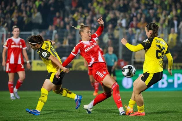 Dortmund, Germany 29 September 2025 DFB Pokal Women 2025 2026 Borussia Dortmund vs FC Bayern Munich In the picture from left in duel Sara Ito BVB , Giulia Gwinn FCB and Yasu Wöhrn Woehrn BVB DFB regulations prohibit any use of photographs as image sequences and or quasi video Stadion Rote Erde Nordrhein Westfalen Copyright: xFotostandx xFantinix