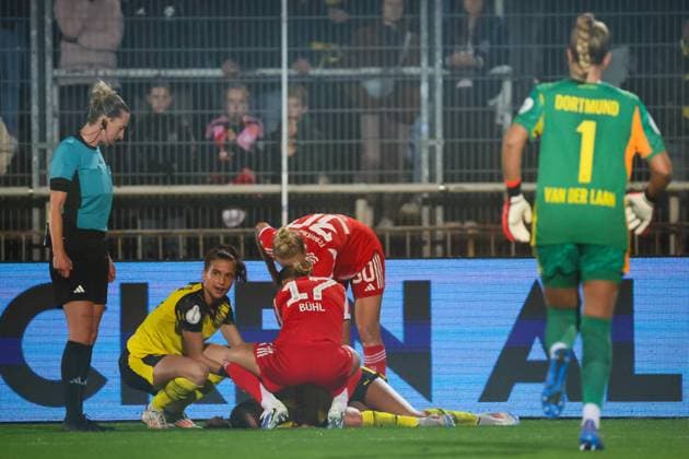 Dortmund, Germany 29 September 2025 DFB Pokal Women 2025 2026 Borussia Dortmund vs FC Bayern Munich In the picture Jenske Steenwijk BVB , lying on the pitch, injured her wrist so badly in the match that she had to be substituted DFB regulations prohibit any use of photographs as image sequences and or quasi video Stadion Rote Erde Nordrhein Westfalen Copyright: xFotostandx xFantinix