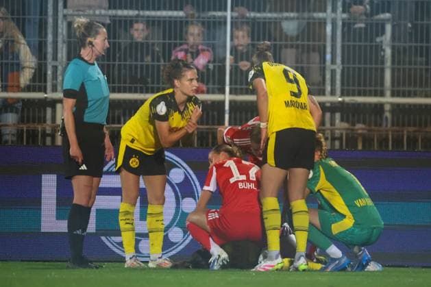 Dortmund, Germany 29 September 2025 DFB Pokal Women 2025 2026 Borussia Dortmund vs FC Bayern Munich In the picture Jenske Steenwijk BVB , lying on the pitch and hidden in the picture, has injured her wrist so badly in the game that she has to be replaced DFB regulations prohibit any use of photographs as image sequences and or quasi video Stadion Rote Erde Nordrhein Westfalen Copyright: xFotostandx xFantinix