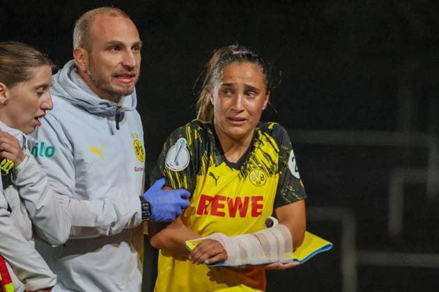 Dortmund, Germany 29 September 2025 DFB Pokal Women 2025 2026 Borussia Dortmund vs FC Bayern Munich In the picture from left third Jenske Steenwijk BVB , holding her arm, has injured her wrist so badly in the game that she has to be replaced DFB regulations prohibit any use of photographs as image sequences and or quasi video Stadion Rote Erde Nordrhein Westfalen Copyright: xFotostandx xFantinix