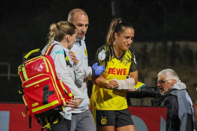 Dortmund, Germany 29 September 2025 DFB Pokal Women 2025 2026 Borussia Dortmund vs FC Bayern Munich In the picture from left third Jenske Steenwijk BVB , holding her arm, has injured her wrist so badly in the game that she has to be replaced DFB regulations prohibit any use of photographs as image sequences and or quasi video Stadion Rote Erde Nordrhein Westfalen Copyright: xFotostandx xFantinix