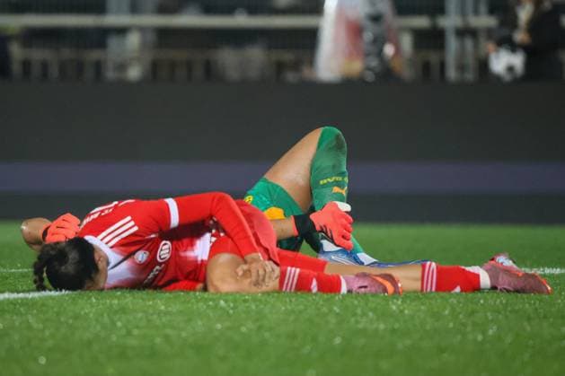 Dortmund, Germany 29 September 2025 DFB Pokal Women 2025 2026 Borussia Dortmund vs FC Bayern Munich In the picture from left Natalia Padilla Bidas FCB collides with goalkeeper Laura van der Laan BVB and lies injured with her on the pitch DFB regulations prohibit any use of photographs as image sequences and or quasi video Stadion Rote Erde Nordrhein Westfalen Copyright: xFotostandx xFantinix