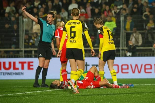 Dortmund, Germany 29 September 2025 DFB Pokal Women 2025 2026 Borussia Dortmund vs FC Bayern Munich Pictured from left Referee Anna Lena Heidenreich Germany calls medical assistance onto the pitch as Natalia Padilla Bidas FCB collides with goalkeeper Laura van der Laan BVB and lies injured with her on the pitch DFB regulations prohibit any use of photographs as image sequences and or quasi video Stadion Rote Erde Nordrhein Westfalen Copyright: xFotostandx xFantinix