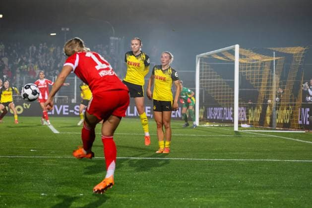Dortmund, Germany 29 September 2025 DFB Pokal Women 2025 2026 Borussia Dortmund vs FC Bayern Munich In the picture from left Katharina Naschenweng FCB takes the free kick for FCB Bayern and Hedda Wahle BVB and Ann Sophie Vogel BVB defend the Dortmund goal DFB regulations prohibit any use of photographs as image sequences and or quasi video Stadion Rote Erde Nordrhein Westfalen Copyright: xFotostandx xFantinix