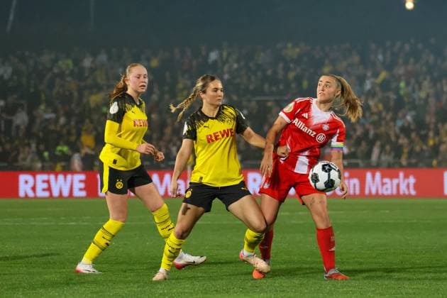 Dortmund, Germany 29 September 2025 DFB Pokal Women 2025 2026 Borussia Dortmund vs FC Bayern Munich Pictured from left Ronja Leubner BVB , Noreen Günnewig Guennewig BVB and Georgia Stanway FCB DFB regulations prohibit any use of photographs as image sequences and or quasi video Stadion Rote Erde Nordrhein Westfalen Copyright: xFotostandx xFantinix