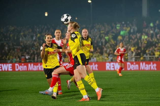 Dortmund, Germany 29 September 2025 DFB Pokal Women 2025 2026 Borussia Dortmund vs FC Bayern Munich In the picture from left Noreen Günnewig Guennewig BVB , Alara FCB and Hedda Wahle BVB in the header duel DFB regulations prohibit any use of photographs as image sequences and or quasi video Stadion Rote Erde Nordrhein Westfalen Copyright: xFotostandx xFantinix