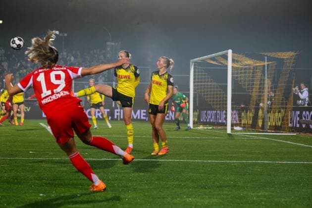 Dortmund, Germany 29 September 2025 DFB Pokal Women 2025 2026 Borussia Dortmund vs FC Bayern Munich In the picture from left Katharina Naschenweng FCB takes the free kick for FCB Bayern and Hedda Wahle BVB and Ann Sophie Vogel BVB defend the Dortmund goal DFB regulations prohibit any use of photographs as image sequences and or quasi video Stadion Rote Erde Nordrhein Westfalen Copyright: xFotostandx xFantinix
