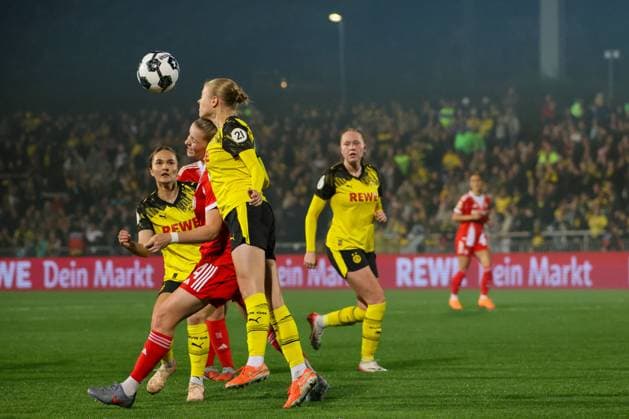 Dortmund, Germany 29 September 2025 DFB Pokal Women 2025 2026 Borussia Dortmund vs FC Bayern Munich In the picture from left Noreen Günnewig Guennewig BVB , Alara FCB and Hedda Wahle BVB in the header duel DFB regulations prohibit any use of photographs as image sequences and or quasi video Stadion Rote Erde Nordrhein Westfalen Copyright: xFotostandx xFantinix