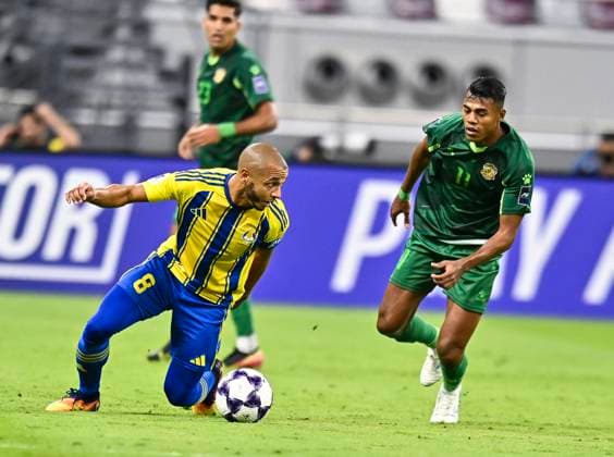 AFC CHAMPIONS LEAGUE ELITE, AL GHARAFA SC (QAT) AL SHORTA (IRQ) Yacine Brahimi (L) of Al Gharafa SC and Bassam Shakir Ahmed of Al Shorta in action during the AFC Champions League elite west football match between Qatar s Al Gharafa SC and IraqÕs Al Shorta at Khalifa International Stadium in Doha, Qatar, on November 29, 2025 DOHA Qatar Copyright: xNAUSHADx