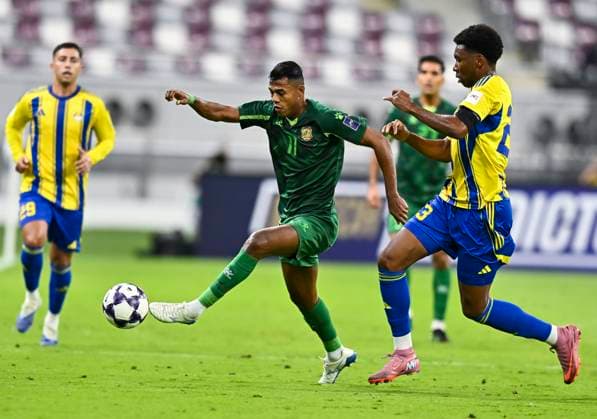 AFC CHAMPIONS LEAGUE ELITE, AL GHARAFA SC (QAT) AL SHORTA (IRQ) Saifeldeen Hassan Fadlalla (R) of Al Gharafa SC and Bassam Shakir Ahmed of Al Shorta in action during the AFC Champions League elite west football match between Qatar s Al Gharafa SC and IraqÕs Al Shorta at Khalifa International Stadium in Doha, Qatar, on November 29, 2025 DOHA Qatar Copyright: xNAUSHADx