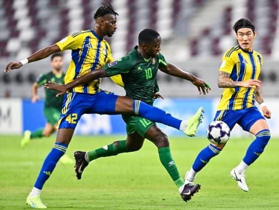AFC CHAMPIONS LEAGUE ELITE, AL GHARAFA SC (QAT) AL SHORTA (IRQ) Seydou Sano (L) of Al Gharafa SC and Leonel Ateba Mbida of Al Shorta in action during the AFC Champions League elite west football match between Qatar s Al Gharafa SC and IraqÕs Al Shorta at Khalifa International Stadium in Doha, Qatar, on November 29, 2025 DOHA Qatar Copyright: xNAUSHADx