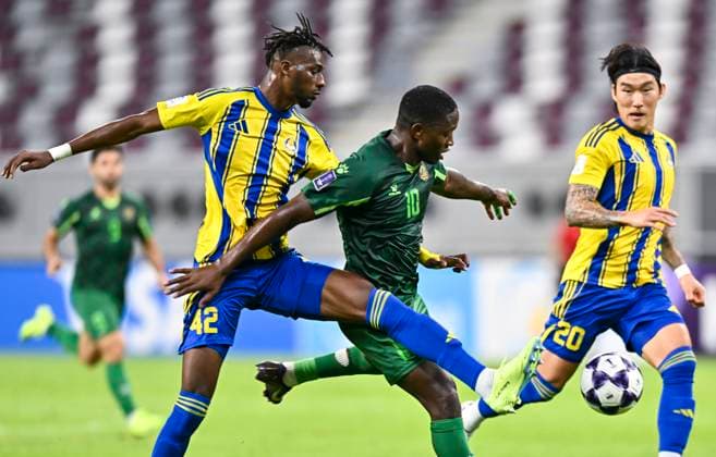 AFC CHAMPIONS LEAGUE ELITE, AL GHARAFA SC (QAT) AL SHORTA (IRQ) Seydou Sano (L) of Al Gharafa SC and Leonel Ateba Mbida of Al Shorta in action during the AFC Champions League elite west football match between Qatar s Al Gharafa SC and IraqÕs Al Shorta at Khalifa International Stadium in Doha, Qatar, on November 29, 2025 DOHA Qatar Copyright: xNAUSHADx