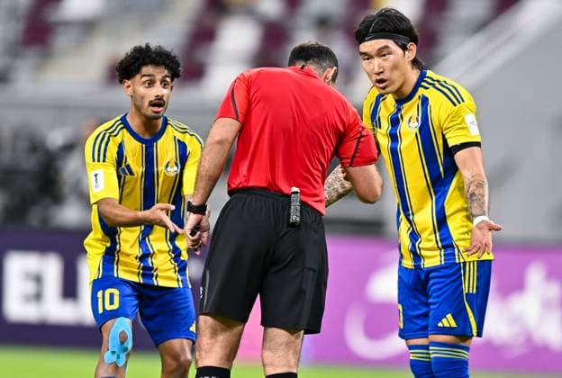 AFC CHAMPIONS LEAGUE ELITE, AL GHARAFA SC (QAT) AL SHORTA (IRQ) Jang Hyunsoo (R) and Ahmed Alganehi (L) of Al Gharafa SC react during the AFC Champions League elite west football match between Qatar s Al Gharafa SC and IraqÕs Al Shorta at Khalifa International Stadium in Doha, Qatar, on November 29, 2025 DOHA Qatar Copyright: xNAUSHADx