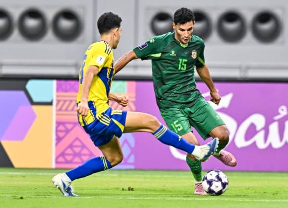 AFC CHAMPIONS LEAGUE ELITE, AL GHARAFA SC (QAT) AL SHORTA (IRQ) Ayoub Mohamed Aloui (R) of Al Gharafa SC and Ahmed Yahya Al-Hajjaj of Al Shorta in action during the AFC Champions League elite west football match between Qatar s Al Gharafa SC and IraqÕs Al Shorta at Khalifa International Stadium in Doha, Qatar, on November 29, 2025 DOHA Qatar Copyright: xNAUSHADx