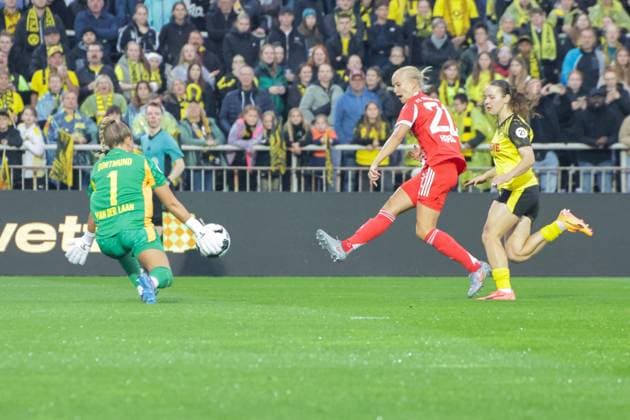 29 09 2025, xgrfx, Football DFB Cup Women 1 Round, Borussia Dortmund FC Bayern Munich v l Laura van der Laan Borussia Dortmund , Pernille Harder FC Bayern Munich DFL DFB REGULATIONS PROHIBIT ANY USE OF PHOTOGRAPHS as IMAGE SEQUENCES and or QUASI VIDEO Dortmund