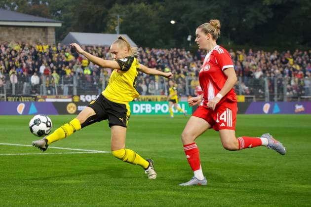 29 09 2025, xgrfx, Fußball DFB Pokal Frauen 1 Runde, Borussia Dortmund FC Bayern München v l Frederike Kempe Borussia Dortmund , Alara Sehitler FC Bayern München DFL DFB REGULATIONS PROHIBIT ANY USE OF PHOTOGRAPHS as IMAGE SEQUENCES and or QUASI VIDEO Dortmund