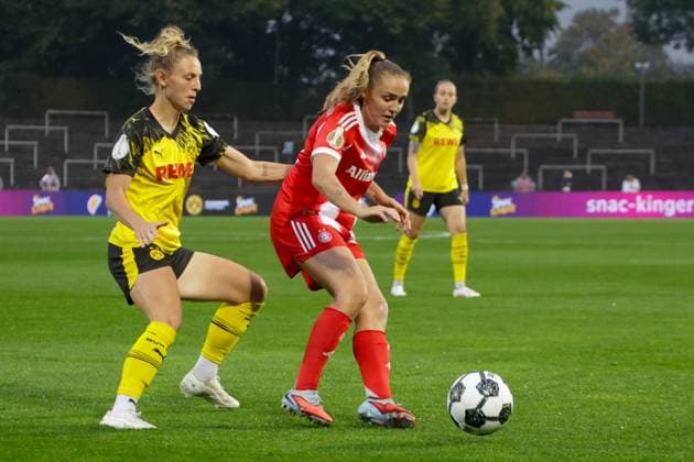 29 09 2025, xgrfx, Fußball DFB Pokal Frauen 1 Runde, Borussia Dortmund FC Bayern München v l Rita Schumacher Borussia Dortmund , Gerogia Stanway FC Bayern München DFL DFB REGULATIONS PROHIBIT ANY USE OF PHOTOGRAPHS as IMAGE SEQUENCES and or QUASI VIDEO Dortmund