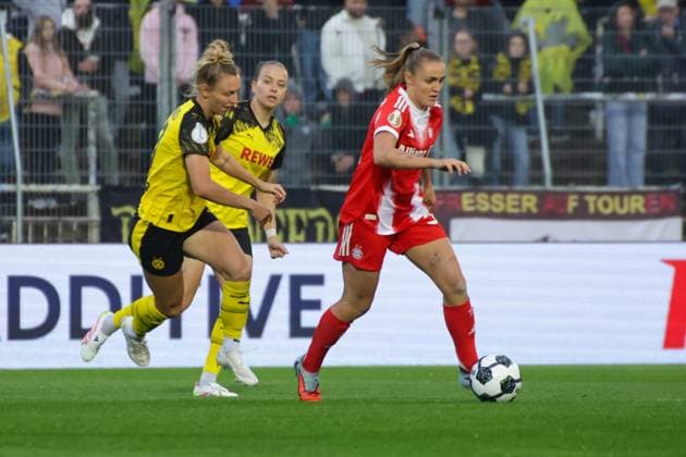 29 09 2025, xgrfx, Fußball DFB Pokal Frauen 1 Runde, Borussia Dortmund FC Bayern München v l Rita Schumacher Borussia Dortmund , Gerogia Stanway FC Bayern München DFL DFB REGULATIONS PROHIBIT ANY USE OF PHOTOGRAPHS as IMAGE SEQUENCES and or QUASI VIDEO Dortmund