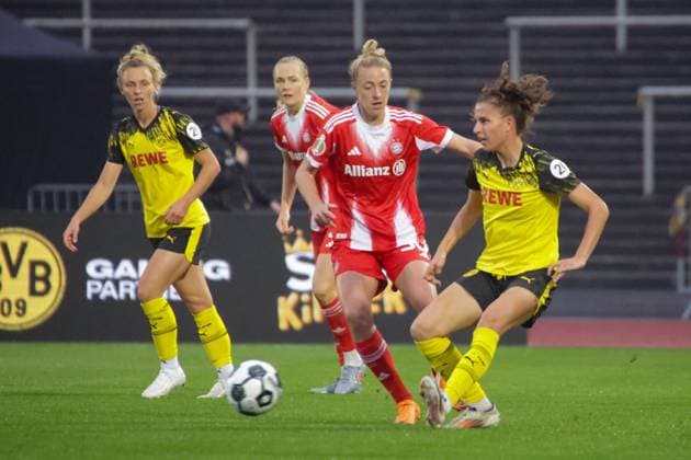29 09 2025, xgrfx, Fußball DFB Pokal Frauen 1 Runde, Borussia Dortmund FC Bayern München v l Carolin Simon FC Bayern München , Jasmin Jabbes Borussia Dortmund DFL DFB REGULATIONS PROHIBIT ANY USE OF PHOTOGRAPHS as IMAGE SEQUENCES and or QUASI VIDEO Dortmund