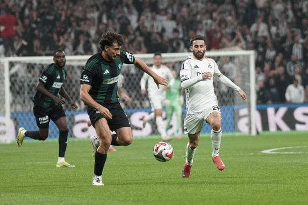 Rafa Silva (R)of Besiktas and Botond Balogh (L) of Kocaelispor battle for the ball during the Trendyol Super League match between Besiktas JK and Kocaelispor at Tupras Stadium on September 29, 2025 in Istanbul, Turkey. Istanbul TUPRAS STADIUM Turkey Copyright: xSeskimphotox Besiktas-Kocaeli_290925 (52)