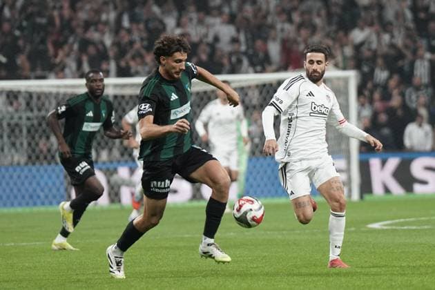 Rafa Silva (R)of Besiktas and Botond Balogh (L) of Kocaelispor battle for the ball during the Trendyol Super League match between Besiktas JK and Kocaelispor at Tupras Stadium on September 29, 2025 in Istanbul, Turkey. Istanbul TUPRAS STADIUM Turkey Copyright: xSeskimphotox Besiktas-Kocaeli_290925 (53)