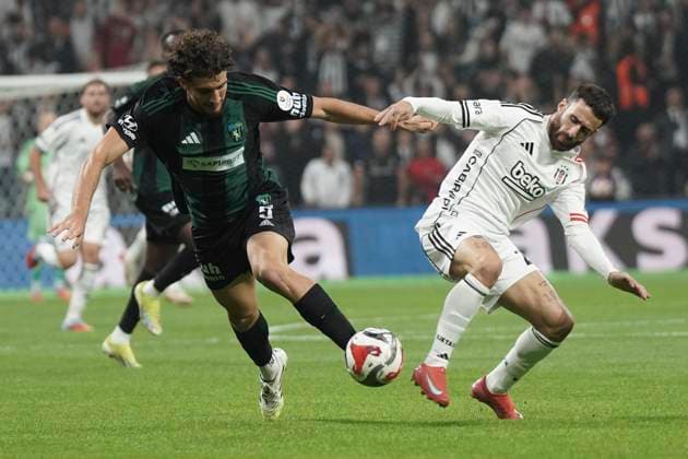 Rafa Silva (R)of Besiktas and Botond Balogh (L) of Kocaelispor battle for the ball during the Trendyol Super League match between Besiktas JK and Kocaelispor at Tupras Stadium on September 29, 2025 in Istanbul, Turkey. Istanbul TUPRAS STADIUM Turkey Copyright: xSeskimphotox Besiktas-Kocaeli_290925 (55)