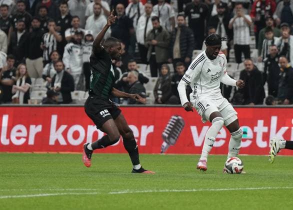 Tammy Abraham (R) of Besiktas and Anfernee Dijksteel (L) of Kocaelispor battle for the ball during the Trendyol Super League match between Besiktas JK and Kocaelispor at Tupras Stadium on September 29, 2025 in Istanbul, Turkey. Istanbul TUPRAS STADIUM Turkey Copyright: xSeskimphotox Besiktas-Kocaeli_290925 (61)