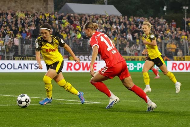 29 09 2025, xgrfx, Football DFB Cup Women 1 Round, Borussia Dortmund FC Bayern Munich v l Sara Ito Borussia Dortmund , Klara Bühl FC Bayern Munich DFL DFB REGULATIONS PROHIBIT ANY USE OF PHOTOGRAPHS as IMAGE SEQUENCES and or QUASI VIDEO Dortmund