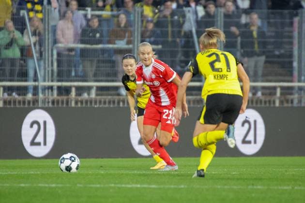 29 09 2025, xgrfx, Football DFB Cup Women 1 Round, Borussia Dortmund FC Bayern Munich v l Pernille Harder FC Bayern Munich , Frederike Kempe Borussia Dortmund DFL DFB REGULATIONS PROHIBIT ANY USE OF PHOTOGRAPHS as IMAGE SEQUENCES and or QUASI VIDEO Dortmund