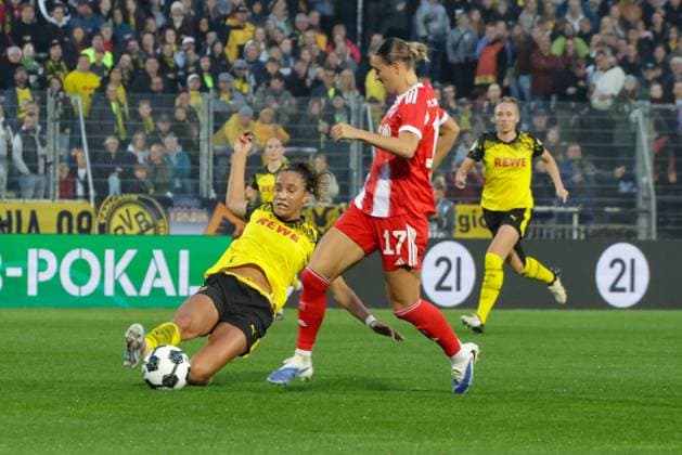 29 09 2025, xgrfx, Football DFB Cup Women 1 Round, Borussia Dortmund FC Bayern Munich v l Jenske Steenwijk Borussia Dortmund , Klara Bühl FC Bayern Munich DFL DFB REGULATIONS PROHIBIT ANY USE OF PHOTOGRAPHS as IMAGE SEQUENCES and or QUASI VIDEO Dortmund