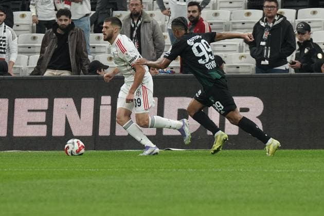 David Jurasek (L) of Besiktas and Rigoberto Rivas (R) of Kocaelispor battle for the ball during the Trendyol Super League match between Besiktas JK and Kocaelispor at Tupras Stadium on September 29, 2025 in Istanbul, Turkey. Istanbul TUPRAS STADIUM Turkey Copyright: xSeskimphotox Besiktas-Kocaeli_290925 (78)