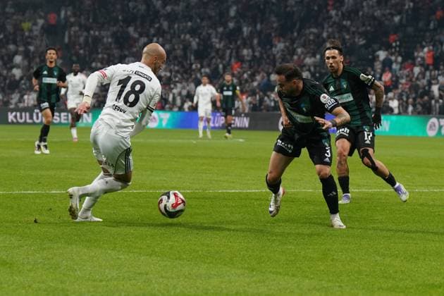 Vaclav Cerny (L) of Besiktas and Muharrem Cinan (R)of Kocaelispor battle for the ball during the Trendyol Super League match between Besiktas JK and Kocaelispor at Tupras Stadium on September 29, 2025 in Istanbul, Turkey. Istanbul TUPRAS STADIUM Turkey Copyright: xSeskimphotox Besiktas-Kocaeli_290925 (86)