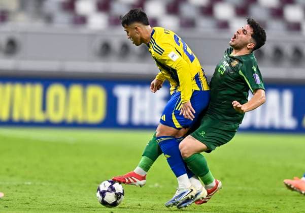AFC CHAMPIONS LEAGUE ELITE, AL GHARAFA SC (QAT) AL SHORTA (IRQ) Fabricio Diaz Badaracco (L) of Al Gharafa SC and Abdulrazzaq Qasim Subaihawi of Al Shorta in action during the AFC Champions League elite west football match between Qatar s Al Gharafa SC and IraqÕs Al Shorta at Khalifa International Stadium in Doha, Qatar, on November 29, 2025 DOHA Qatar Copyright: xNAUSHADx