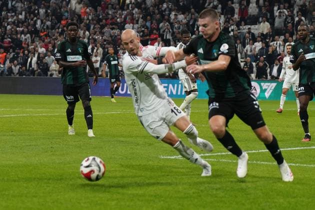 Vaclav Cerny (L) of Besiktas and Oleksandr Syrota (R) of Kocaelispor battle for the ball during the Trendyol Super League match between Besiktas JK and Kocaelispor at Tupras Stadium on September 29, 2025 in Istanbul, Turkey. Istanbul TUPRAS STADIUM Turkey Copyright: xSeskimphotox Besiktas-Kocaeli_290925 (88)