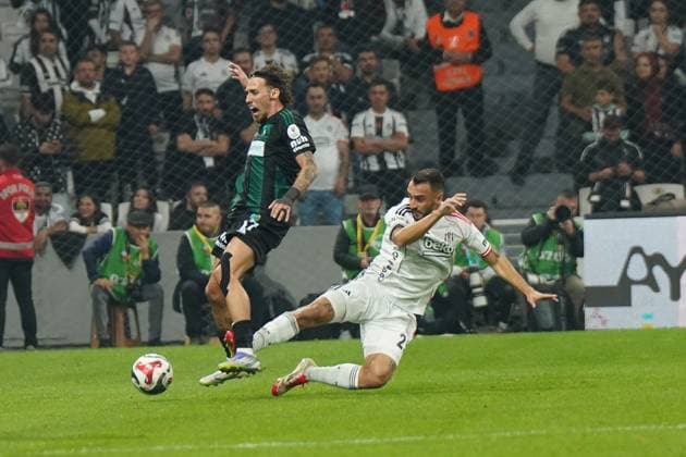 Gokhan Sazdagi (R) of Besiktas and Darko Churlinov (L) of Kocaelispor battle for the ball during the Trendyol Super League match between Besiktas JK and Kocaelispor at Tupras Stadium on September 29, 2025 in Istanbul, Turkey. Istanbul TUPRAS STADIUM Turkey Copyright: xSeskimphotox Besiktas-Kocaeli_290925 (90)