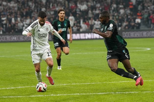 Rafa Silva (L) of Besiktas and Anfernee Dijksteel (R) of Kocaelispor battle for the ball during the Trendyol Super League match between Besiktas JK and Kocaelispor at Tupras Stadium on September 29, 2025 in Istanbul, Turkey. Istanbul TUPRAS STADIUM Turkey Copyright: xSeskimphotox Besiktas-Kocaeli_290925 (93)