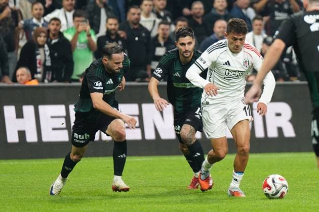 Cengiz Under (R) of Besiktas and Muharrem Cinan (L) of Kocaelispor battle for the ball during the Trendyol Super League match between Besiktas JK and Kocaelispor at Tupras Stadium on September 29, 2025 in Istanbul, Turkey. Istanbul TUPRAS STADIUM Turkey Copyright: xSeskimphotox Besiktas-Kocaeli_290925 (118)