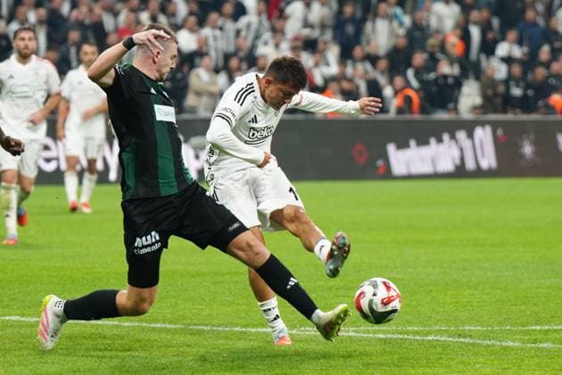Cengiz Under (R) of Besiktas and Oleksandr Syrota (L) of Kocaelispor battle for the ball during the Trendyol Super League match between Besiktas JK and Kocaelispor at Tupras Stadium on September 29, 2025 in Istanbul, Turkey. Istanbul TUPRAS STADIUM Turkey Copyright: xSeskimphotox Besiktas-Kocaeli_290925 (119)