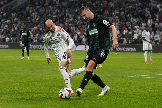 Vaclav Cerny (L) of Besiktas and Oleksandr Syrota (R) of Kocaelispor battle for the ball during the Trendyol Super League match between Besiktas JK and Kocaelispor at Tupras Stadium on September 29, 2025 in Istanbul, Turkey. Istanbul TUPRAS STADIUM Turkey Copyright: xSeskimphotox Besiktas-Kocaeli_290925 (89)